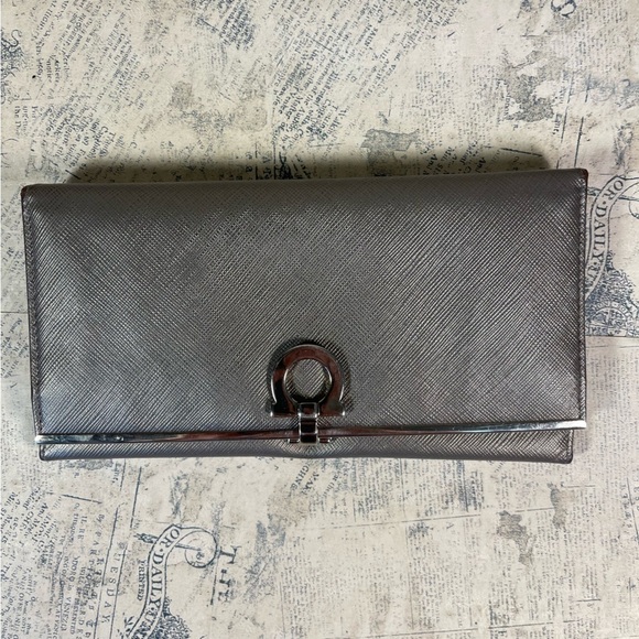 Salvatore Ferragamo Gancini Continental GJ-224633